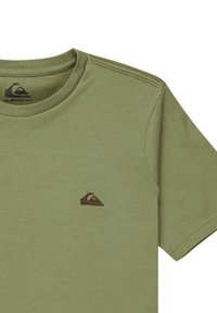 Oliven grøn t-shirt lavet af bomuld, med en rund halsudskæring og et brunt logo-patch på brystet. Korte ærmer med stikninger.