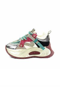 Masywne sneakersy z metalicznymi akcentami w kolorach srebrnym, bordowym i teal. Wykonane z różnych materiałów, w tym siateczki i zamszu. Posiadają grubą podeszwę i unikalne wzory.