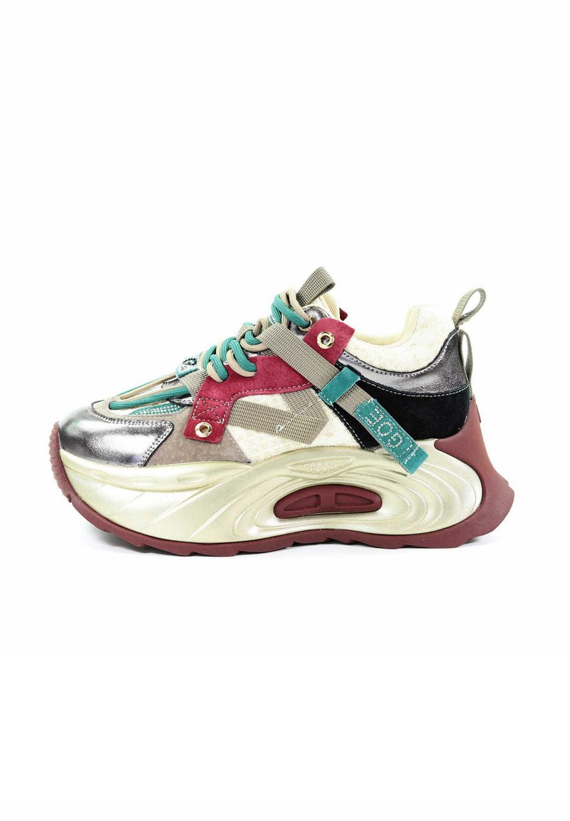 Masywne sneakersy z metalicznymi akcentami w kolorach srebrnym, bordowym i teal. Wykonane z różnych materiałów, w tym siateczki i zamszu. Posiadają grubą podeszwę i unikalne wzory.