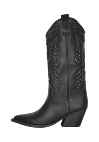 Botas de cowboy de cuero negro con punta afilada y tacón grueso, que presentan patrones de hojas en relieve y tachuelas metálicas a lo largo del eje.