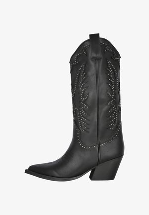 Botas de cowboy de cuero negro con punta afilada y tacón grueso, que presentan patrones de hojas en relieve y tachuelas metálicas a lo largo del eje.