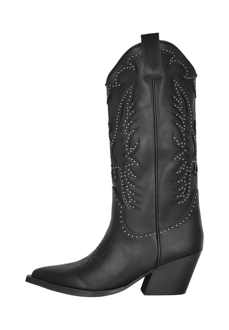 Botas de cowboy de cuero negro con punta afilada y tacón grueso, que presentan patrones de hojas en relieve y tachuelas metálicas a lo largo del eje.