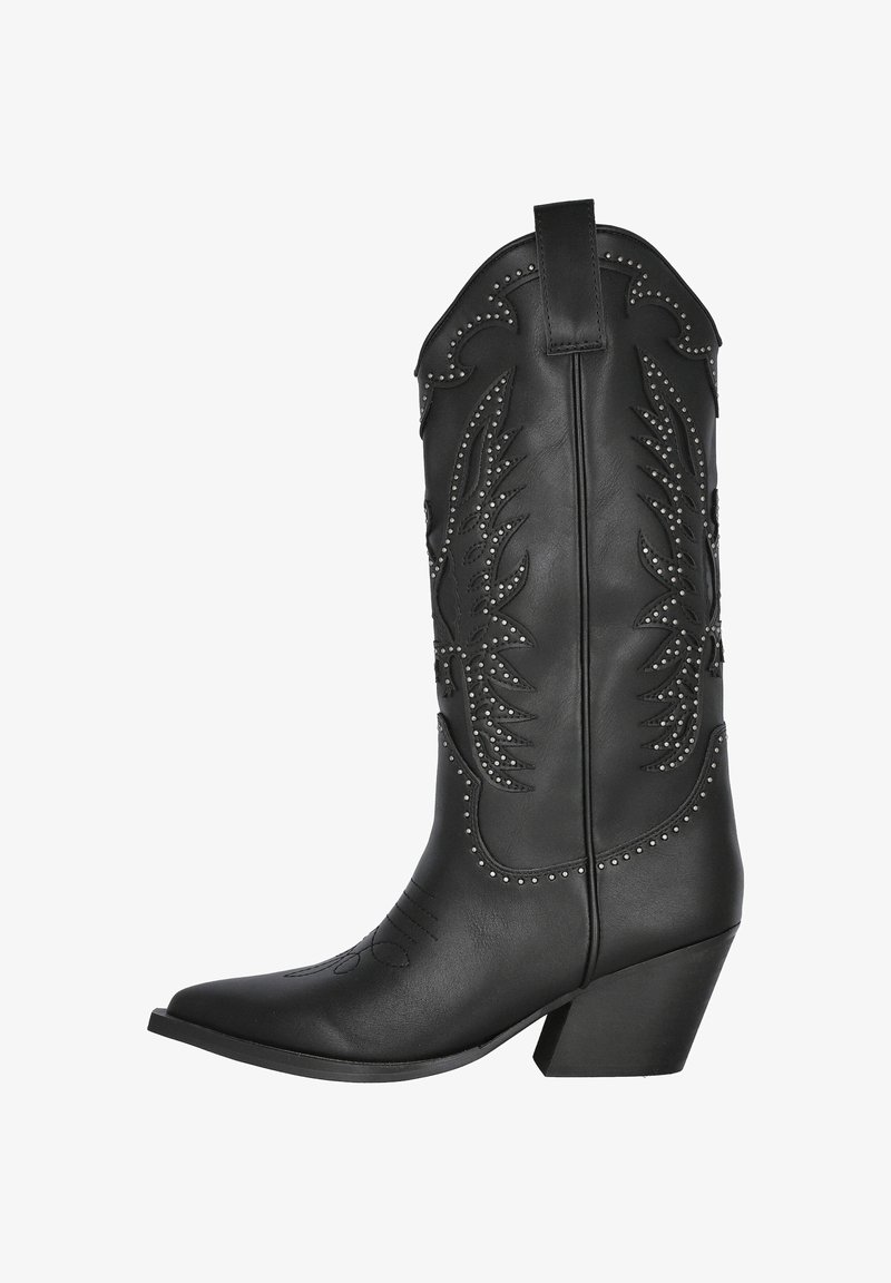 Botas de cowboy de cuero negro con punta afilada y tacón grueso, que presentan patrones de hojas en relieve y tachuelas metálicas a lo largo del eje.