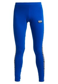 Modré legíny vyrobené z elastického materiálu, s úzkým střihem, kontrastními černými a bílými bočními pruhy a nášivkou loga Adidas.