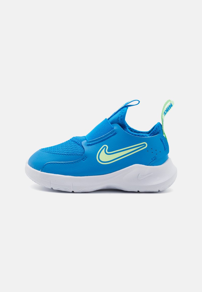 Chaussure de sport avec une tige synthétique bleu vif ornée d'accents en maille, semelle blanche rembourrée et détail de logo vert fluo sur le côté.