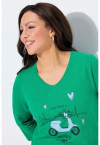 Maglietta verde a maniche lunghe con scollo a V, con grafica di uno scooter bianco e testo "Ciao Bella Rome", arricchita da cuori blu e arte a linee.