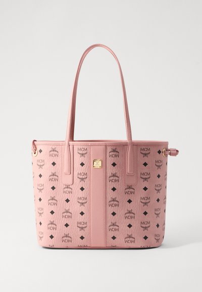 Sac fourre-tout rose en matériau texturé avec un imprimé logo et des motifs en diamant. Comprend deux sangles de épaule et un accent logo doré.