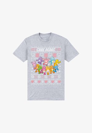 T-shirt gris à manches courtes présentant des Bisounours colorés dans des poses ludiques, avec un motif en tricot décoratif au-dessus et en dessous des ours.