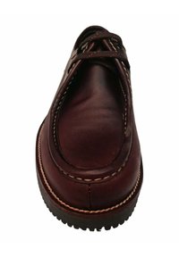 Mocasines de cuero marrón con punta redondeada, detalles de costura y una suela de goma texturizada. Cuentan con cordones en la parte superior para ajustarse.