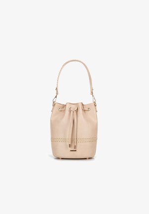 Beige leren emmerzak met een trekkoordsluiting, studaccenten langs de basis en een kort handvat met gevlochten details.