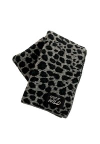 Bufanda de tela gris con un patrón de leopardo negro y verde. Presenta una etiqueta negra con el texto "MANTENLO SALVAJE". Textura suave.