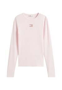 Camisa de manga larga rosa claro con textura acanalada, que presenta un pequeño logo rectangular en el pecho. Cuello redondo, ajuste casual.