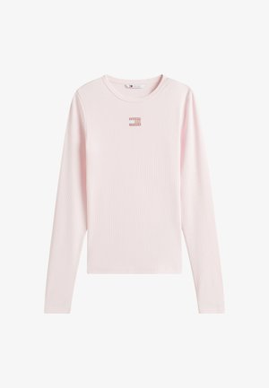 Camisa de manga larga rosa claro con textura acanalada, que presenta un pequeño logo rectangular en el pecho. Cuello redondo, ajuste casual.