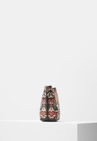 Stivaletti decorativi con un design floreale colorato su tessuto testurizzato, con punta appuntita e chiusura con zip laterale.