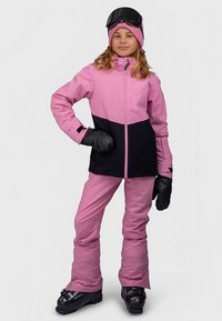 Rožinė ir juoda slidinėjimo striukė, pagaminta iš neperšlampamos medžiagos, derinama su rožinėmis kelnėmis ir juodais slidinėjimo batais. Į komplektą įeina pirštinės ir akiniai nuo sniego.