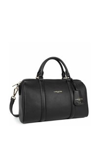 Borsa a tracolla in pelle nera con forma strutturata, dotata di accessori in oro, doppi manici superiori, una tracolla removibile e un'etichetta con logo attaccata.