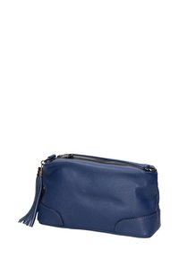 Borsa cosmetica in pelle blu con una finitura testurizzata, chiusura a zip e un pom pom decorativo sul lato. Forma rettangolare compatta.