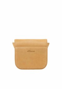 Tan leren schoudertas met een omklapbare flap, ronde hoeken en een reliëflogo aan de voorkant. Vlotte textuur met minimale stiksels.