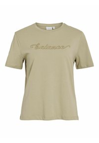 Olijfgroene katoenen t-shirt met korte mouwen, met verhoogde, gestikte tekst "balance" in cursief over de borst. Ronde halslijn.