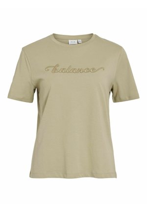 T-shirt in cotone verde oliva con maniche corte, caratterizzato da testi alti e cuciti "balance" in corsivo sul petto. Collo rotondo.