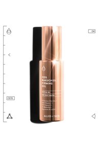 Bottiglia color oro rosa di CE15 Bakuchiol Firming Oil di Allies of Skin, con istruzioni per l'uso quotidiano e ingredienti chiave elencati sull'etichetta.