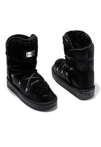 Botines negros hasta el tobillo con una textura suave y peluda, que cuentan con un forro interior liso, acentos metálicos y cordones para ajustes.