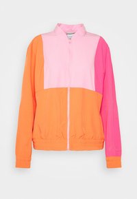 Veste à blocs de couleurs comprenant des sections rose, orange et corail, fermeture éclair sur le devant, poignets et ourlet élastiqués. Tissu doux et léger.