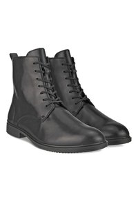 Botas de tobillo de cuero negro con textura suave, punta redonda, cordones en la parte frontal y suela de goma resistente; detalle de costura mínima.