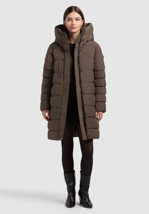 Cappotto bomber marrone con un ampio cappuccio, chiusura con zip e bottoni, e design fino al ginocchio. Presenta pannelli cuciti e tasche laterali.