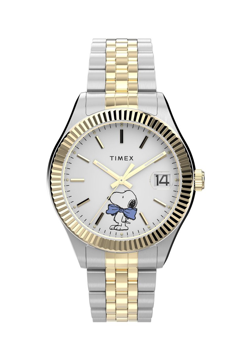 Montre bracelet Timex avec un bracelet en métal bi-ton argent et or, un cadran blanc, des index horaires dorés, et une illustration de Snoopy avec un nœud bleu.