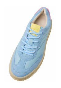 Sneaker blu scamosciato con accenti in azzurro e giallo. Presenta lacci piatti, una punta arrotondata e una suola in gomma texturizzata.
