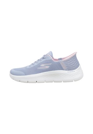 Chaussure Skechers slip-on bleu clair avec semelle blanche, empeigne en mesh, doublure intérieure rose et logo "S" sur le côté.