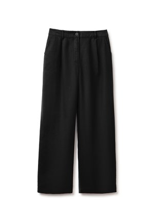 Schwarze Hose mit weitem Bein, vorne mit Knopf- und Reißverschluss, Gürtelschlaufen und Seitentaschen, vor weißem Hintergrund gezeigt.