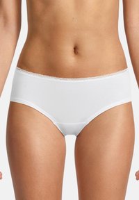 Mutande hipster in cotone bianco con un morbido bordo in pizzo lungo la vita, caratterizzate da una texture liscia e un design senza cuciture.