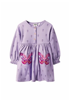 Violetti pitkähihaisuus mekko, jossa on kukkakuosi ja joustavat hihansuut. Edessä on kaksi suurta, värikästä perhosikuvioita. Napitus.