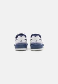 Białe i granatowe buty sportowe z teksturowanym tyłem, wyposażone w amortyzowaną podeszwę oraz siateczkową cholewkę z logo po boku.