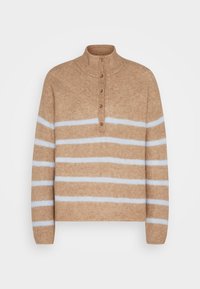 Pull tricoté beige avec des rayures blanches horizontales, col montant et cinq boutons marron sur la patte de devant.