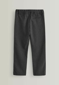 Dunkelgraue Hose mit flachem Frontschnitt, geraden Beinen und einer einzigen Gesäßtasche. Aus gewebtem Stoff gefertigt, mit einer glatten Textur.