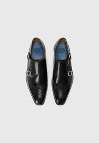 Pantofi de piele negri cu vârf ascuțit, detalii brogue și închidere cu o cataramă. Textură netedă și branțuri albastre contrastante.