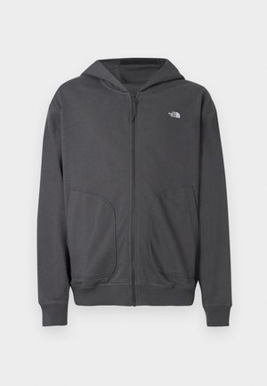 Γκρι φούτερ με φερμουάρ από μαλακό ύφασμα, με τσέπη καγκουρό, ριμπ μανσέτες και μικρό λογότυπο στο αριστερό στήθος.