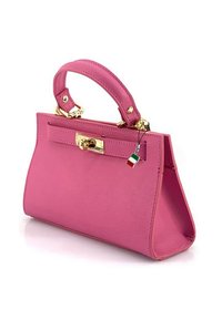 Sac à main en cuir rose au design structuré, avec des garnitures dorées, une poignée supérieure et une étiquette décorative arborant le drapeau italien.