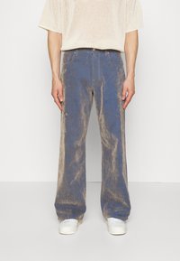 Džínové kalhoty širokého střihu v bledě modré barvě s béžovými akcenty, s klasickým pětipocket designem a zapínáním na knoflík.