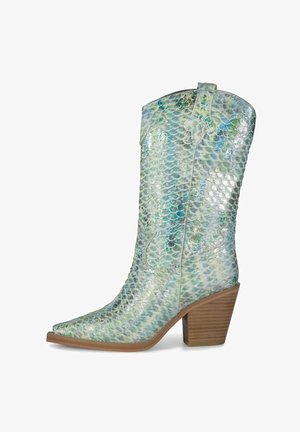 Kowbojskie buty z niebiesko-zieloną perłową teksturą skóry węża, spiczastym noskiem i nałożonym drewnianym obcasem typu blokowego.