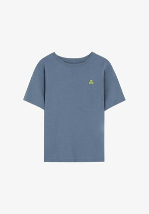 Camiseta azul de manga corta con un pequeño logotipo amarillo de calavera y huesos cruzados en el pecho izquierdo, cuello redondo, diseño sencillo.