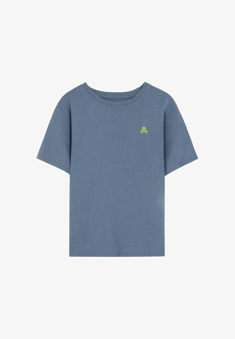 Camiseta azul de manga corta con un pequeño logotipo amarillo de calavera y huesos cruzados en el pecho izquierdo, cuello redondo, diseño sencillo.