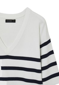 Weißer V-Ausschnitt-Strickpullover mit navyblauen horizontalen Streifen. Verfügt über gerippte Bündchen und einen gerippten Saum, hergestellt aus einem weichen Stoff. Markenlabel sichtbar.