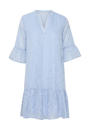 Jasnoniebieska sukienka z dekoltem w kształcie litery V, z przezroczystego materiału z falistymi wzorami, z bufkami w kształcie dzwonów oraz falbaną na dolnym brzegu.
