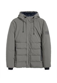 Chaqueta acolchada gris con capucha, con cremallera frontal, dos bolsillos laterales y un forro texturizado en azul marino. Incluye un parche de logo negro en la manga.