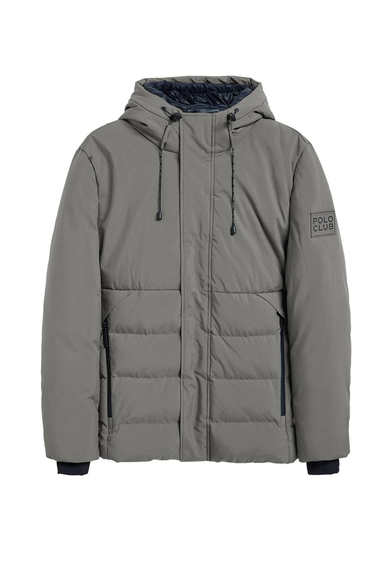 Chaqueta acolchada gris con capucha, con cremallera frontal, dos bolsillos laterales y un forro texturizado en azul marino. Incluye un parche de logo negro en la manga.