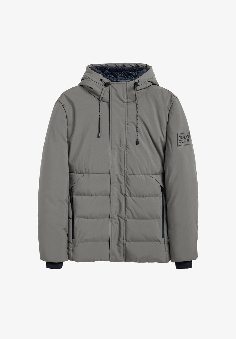 Chaqueta acolchada gris con capucha, con cremallera frontal, dos bolsillos laterales y un forro texturizado en azul marino. Incluye un parche de logo negro en la manga.